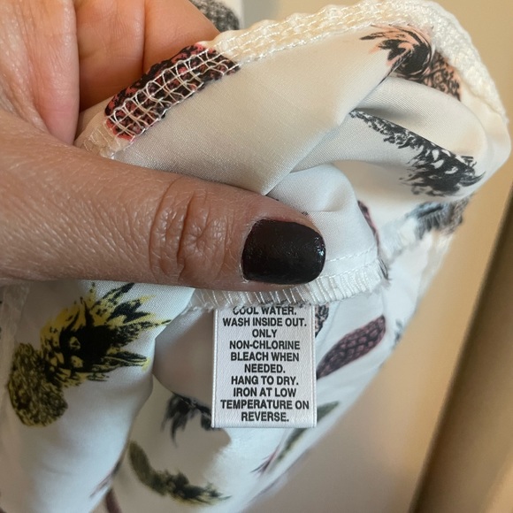 ✨ “Red” Sax Fifth Avenue” Pineapple print 🍍sleeveless tank - Picture 4 of 6